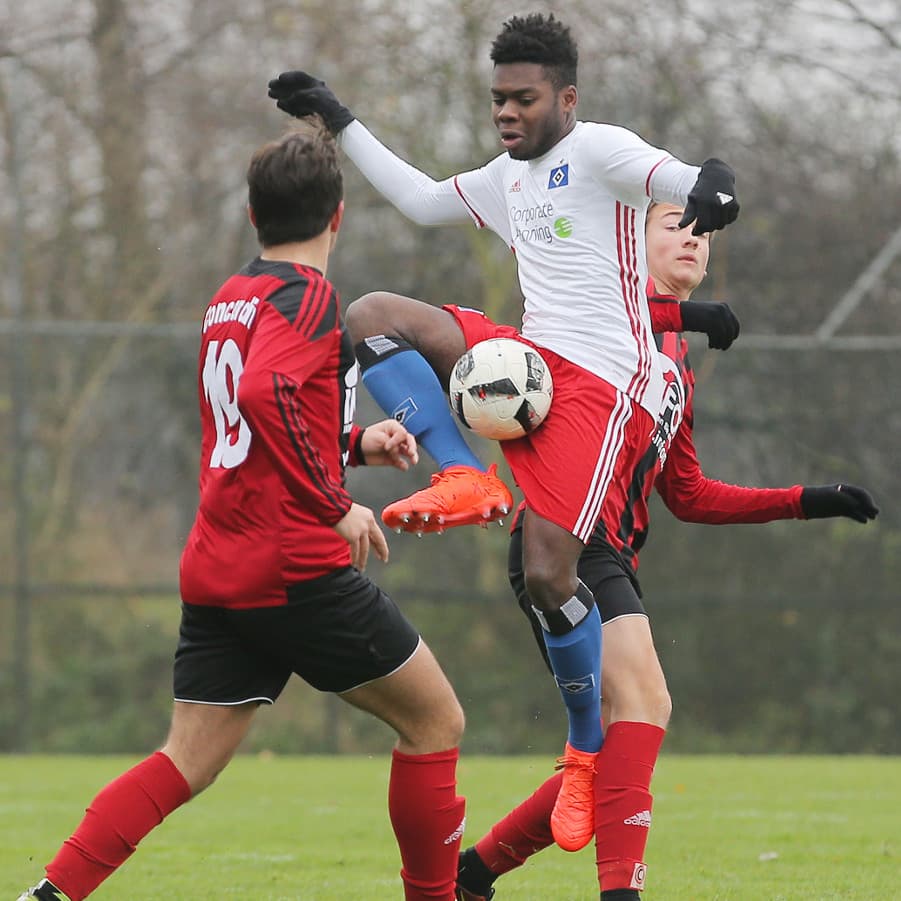 Elegant nimmt Michel Amorin von Hamburgs U16 den Ball an.