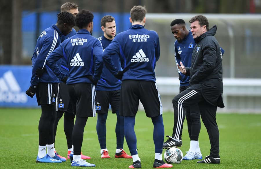 Dieter Hecking versucht nach der Derbyniederlage seine bekannte Ruhe und Erfahrung auf seine Mannschaft zu übertragen. "Hektik wird schließlich schon genug um den HSV verbreitet", sagt der 55-Jährige.