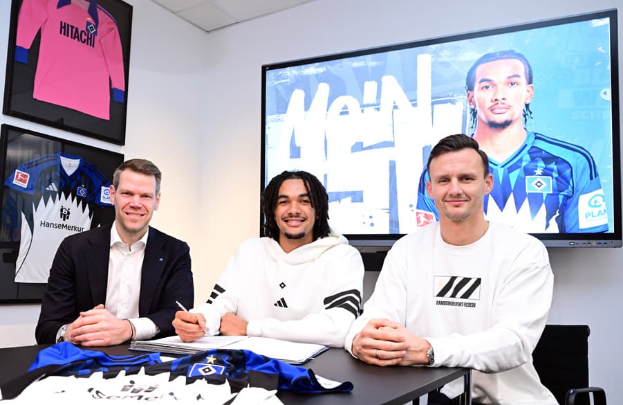 Heißen Damion Downs beim HSV herzlich willkommen: Vorstand Eric Huwer und Sportdirektor Claus Costa (v.l.).