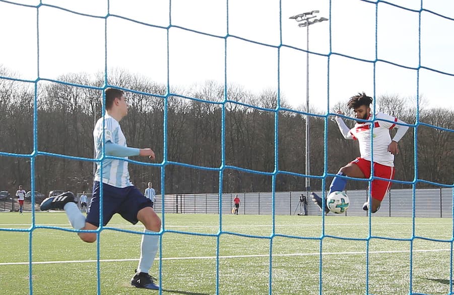 HSV-Spieler Ogechika Heil (r.) drückt den Ball über die Torlinie.