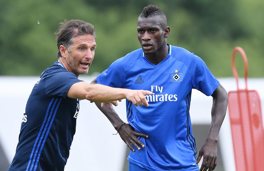 Bruno Labbadia zeigt Bakery Jatta, wie er sich auf dem Platz bewegen soll.