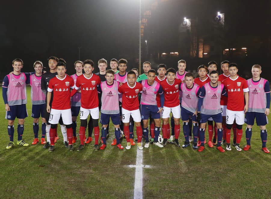 Vor dem Spiel gab es noch ein freundschaftliches Gruppenfoto - dann ging es auf dem Platz zur Sache.