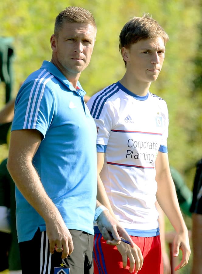 Christian Rahn und Sebastian Haut stehen am Spielfeld zusammen.