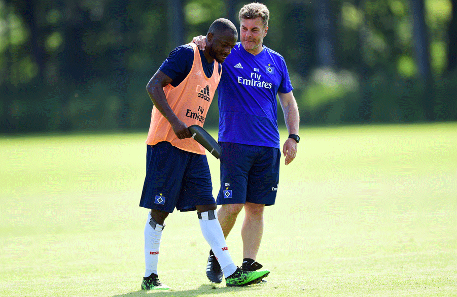 Die Schienbeinschützer immer dabei: David Kinsombi - hier im Gespräch mit Trainer Dieter Hecking - geht nach seiner Verletzung auch im Training auf Nummer sicher.