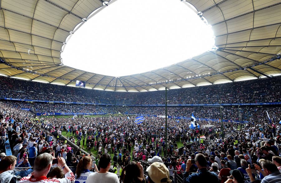 Grenzenloser Jubel: Die Fans feierten nach dem Abpfiff die Spieler.
