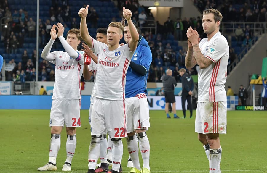 Die Rothosen bedanken sich in Hoffenheim für den Support der mitgereisten Fans.