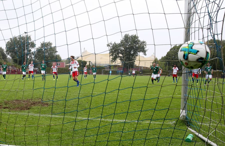 Da zappelt der Ball nach dem Elfmeter von Matti Steinmann im Netz.