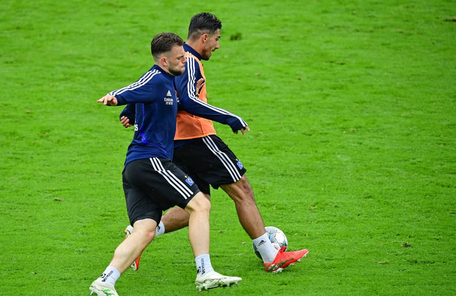 Manuel Wintzheimer und Berkay Özcan im Zweikampf während einer Traininigseinheit.