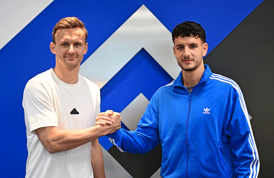 Claus Costa (l.) begrüßt Daniel Elfadli im Volksparkstadion.