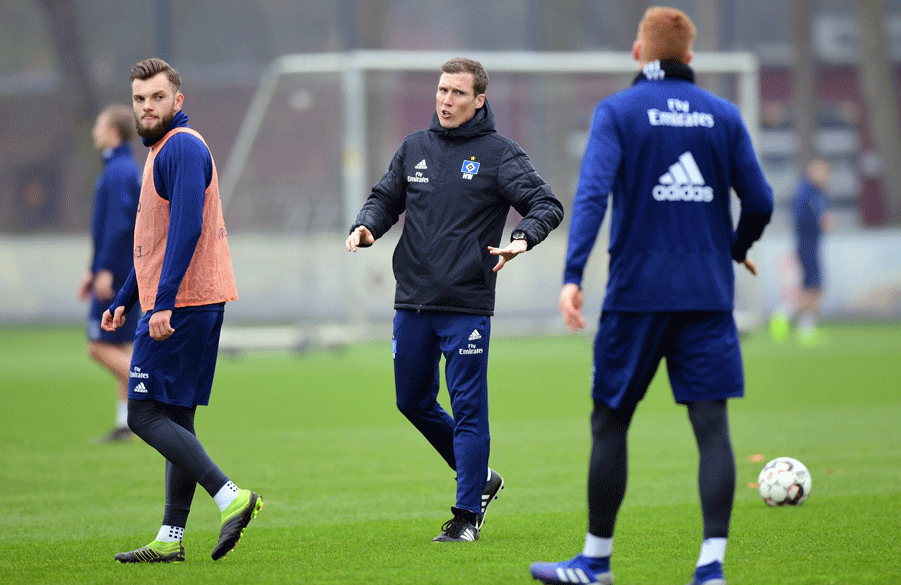 Hannes Wolf im Training diese Woche: Viele Anweisungen, viele Gespräche - und auch einige Umstellungen. Mit Manuel Wintzheimer (l.) rückt ein neuer Angreifer in den Kader.