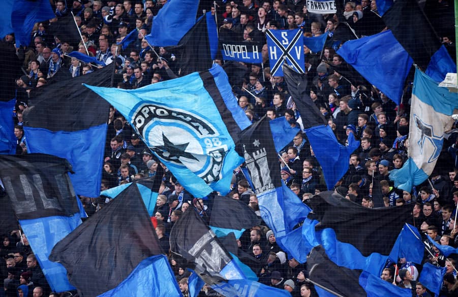 HSV-Fans schwenken Fahnen beim Spiel gegen Bremen.
