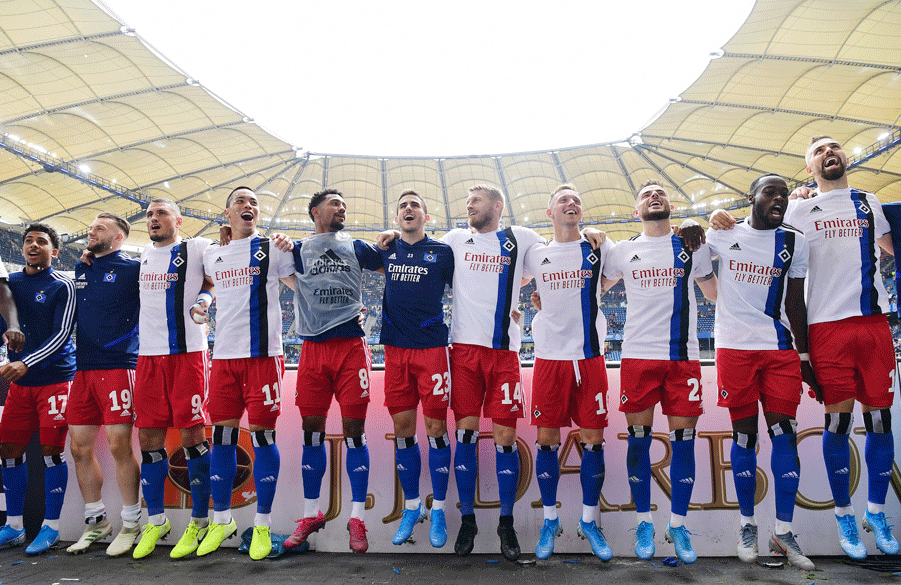 Kittel & Co. feierten nach dem Spielende gemeinsam mit den Fans ihren verdienten 3:0-Heimsieg.