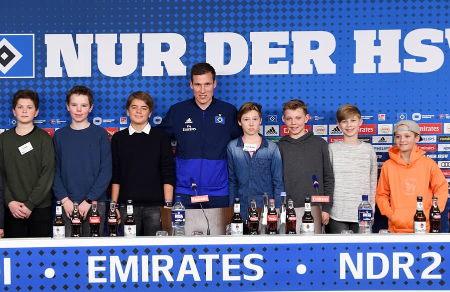 Hannes Wolf mit den Schülerinnen und Schülern, die an der Pressekonferenz teilnahmen.