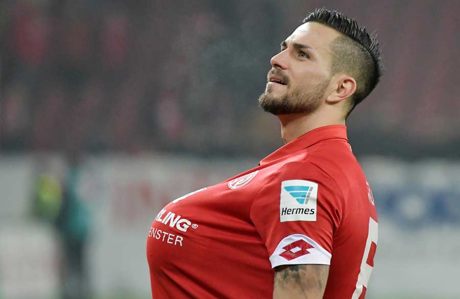 Latza trägt nach Abpfiff den Ball unter seinem Trikot.