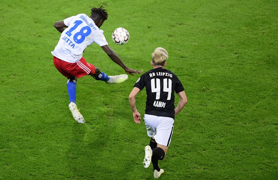 Bakery Jatta nimmt Maß und schlenzt den Ball aufs Tor. Hinter ihm steht Kampl.