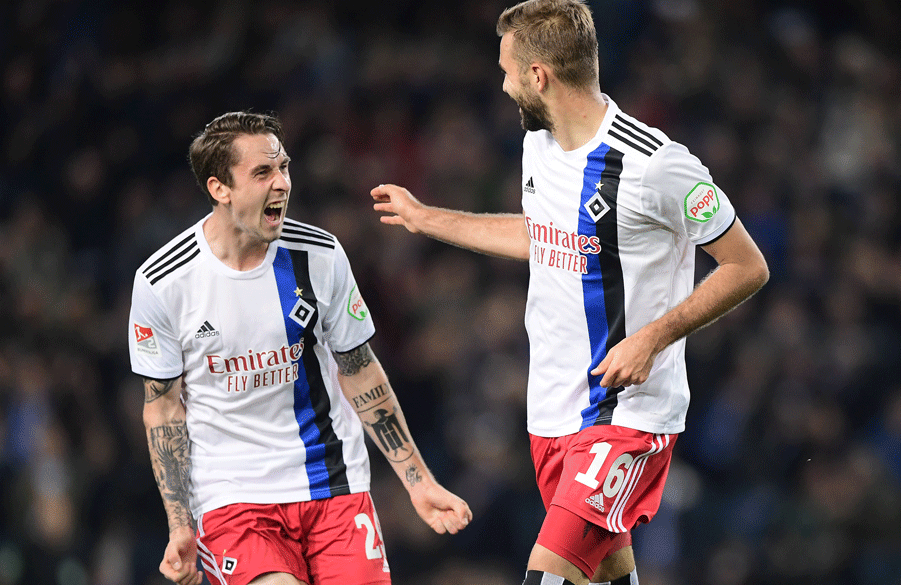 Adrian Fein bejubelt mit Torschütze Lukas Hinterseer dessen Treffer zum 1:0, bei dem sich der Angreifer eiskalt zeigte und den Bielefelder Fehler gnadenlos bestrafte.