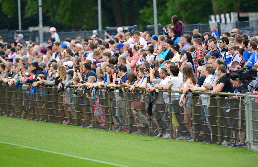 Zahlreiche Fans am Trainingsplatz des HSV am Volksparkstadion.