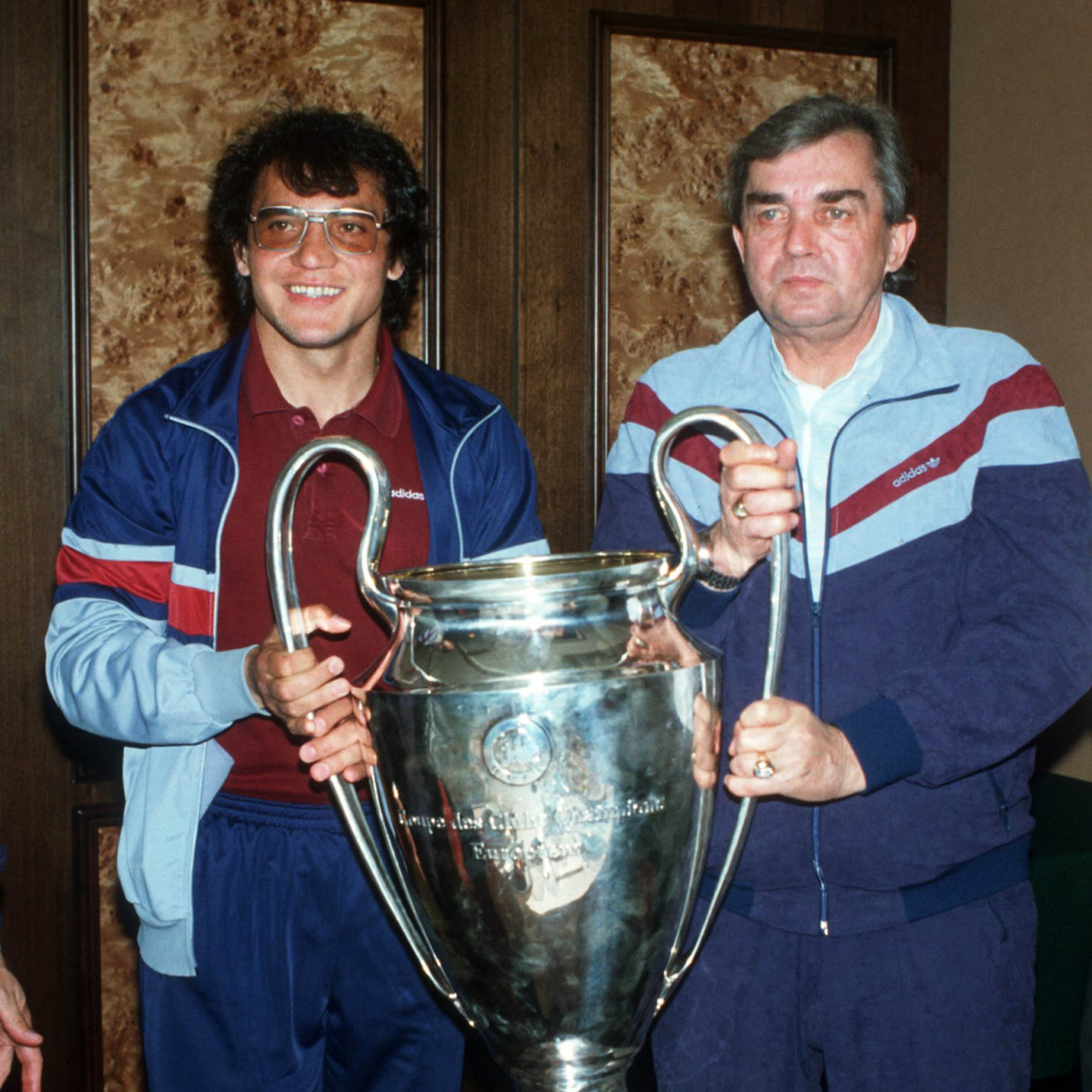 Felix Magath und Ernst Happel zeigen den Europapokal