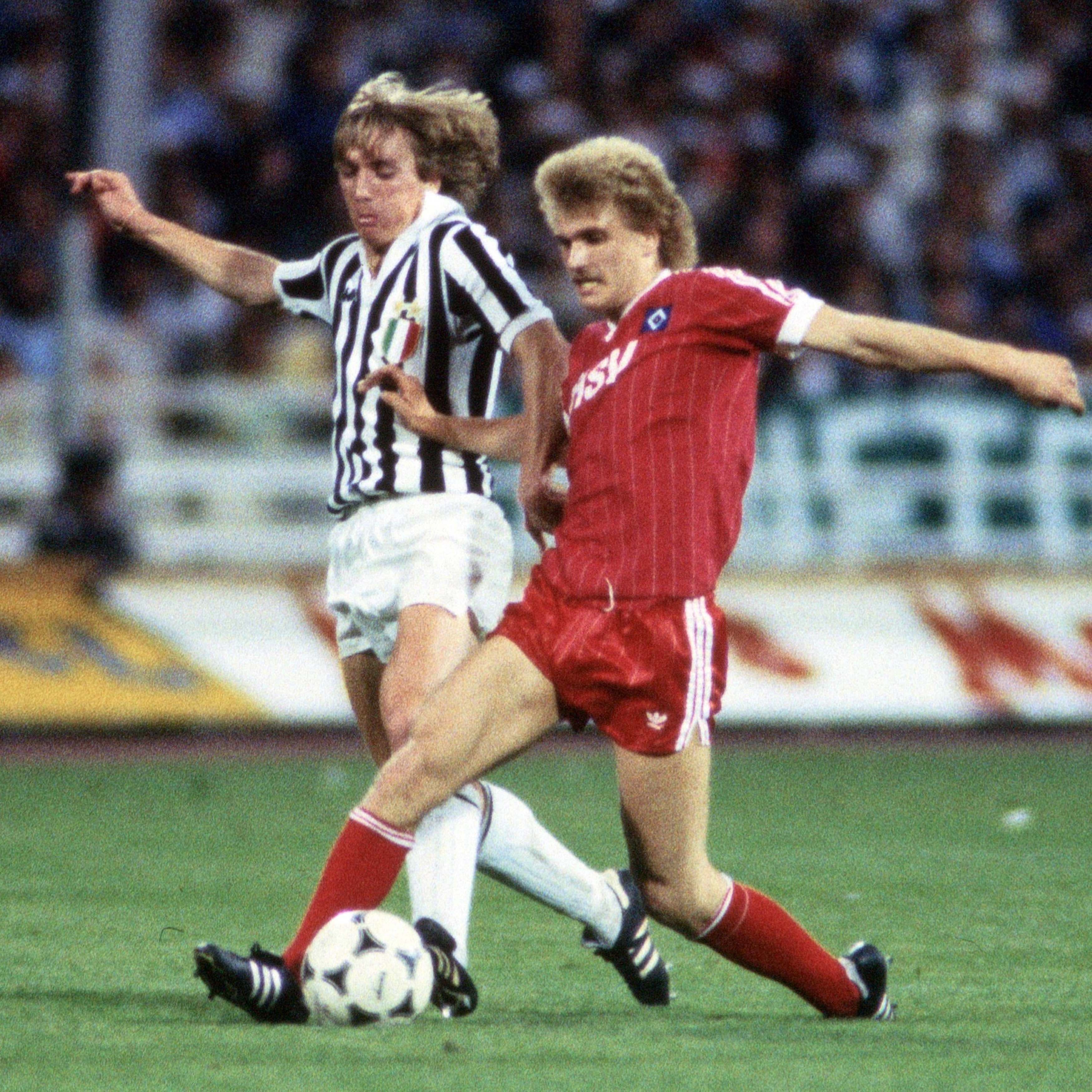 Thomas von Heesen im Zweikampf mit einem Spieler von Juventus