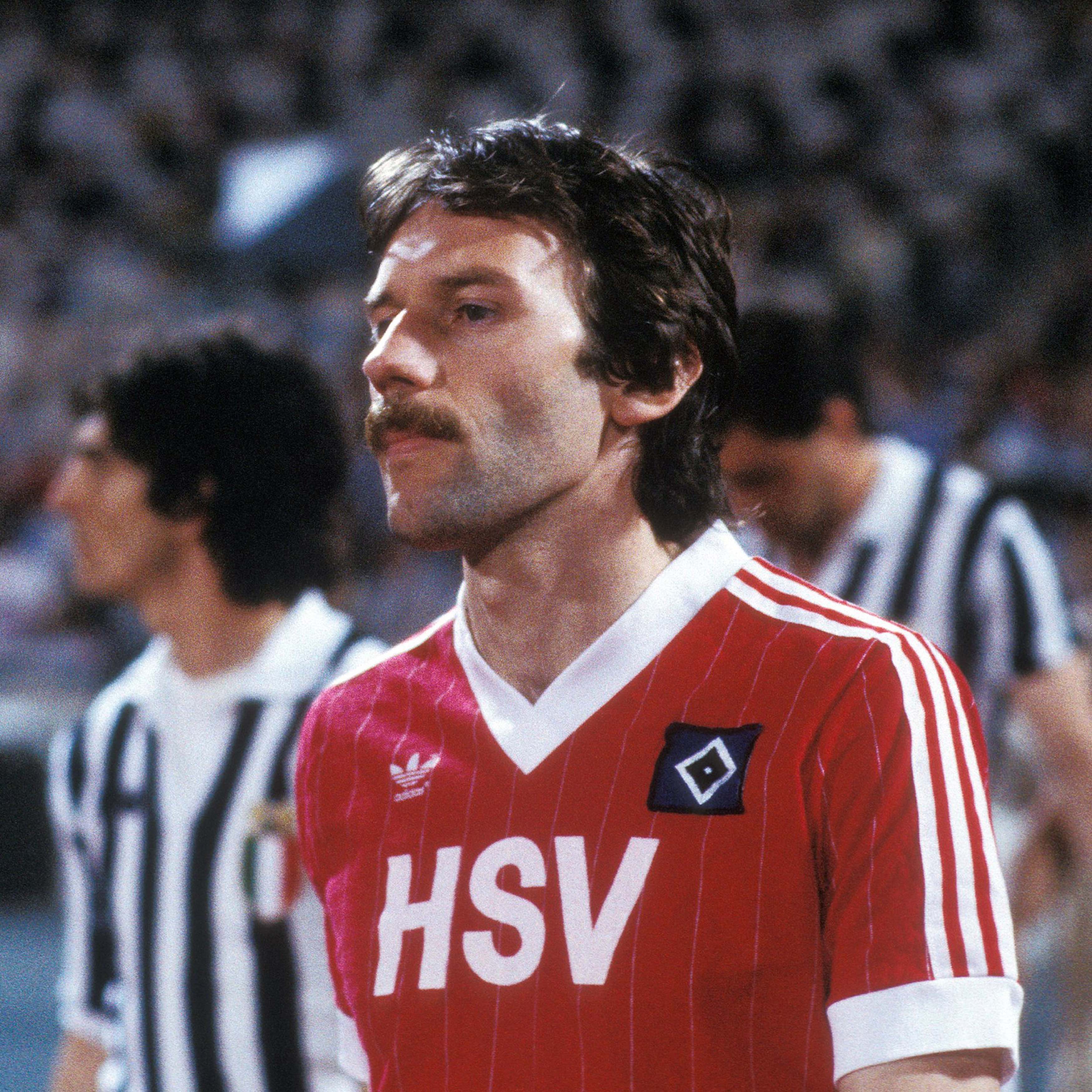 Portrait von Jürgen Groh beim Einlaufen zum Finale 1983, im Hintergrund Juventus Spieler