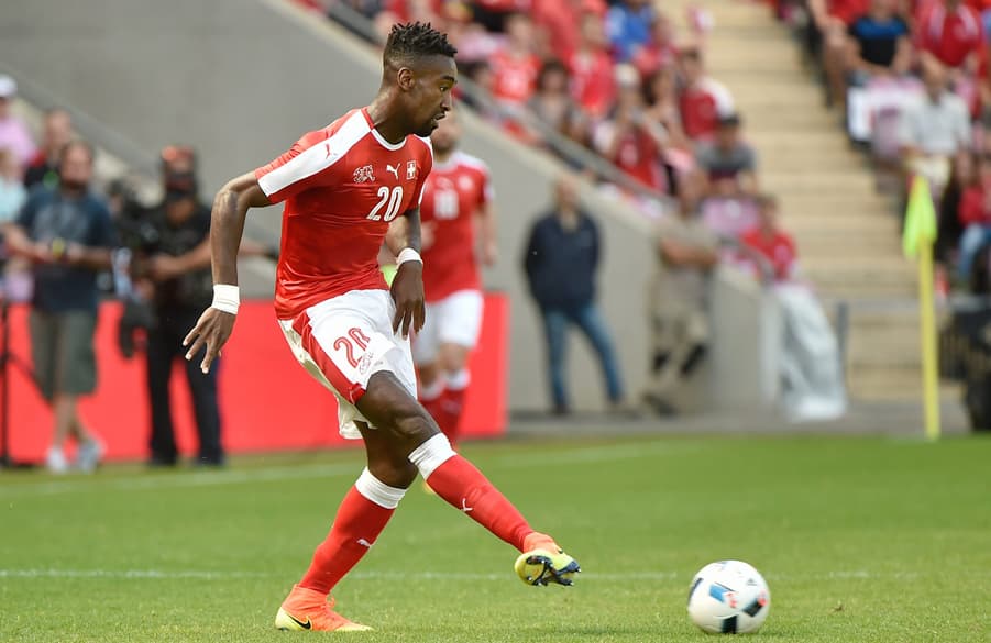 Johan Djourou spielt mit rechts einen Pass.