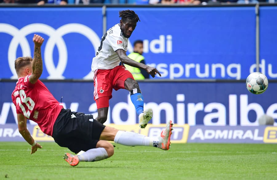 Bakery Jatta beim Torschuss im Heimspiel gegen Hannover 96.