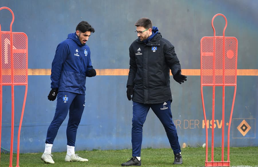Berkay Özcan im Gespräch mit Co-Trainer Andre Kilian.