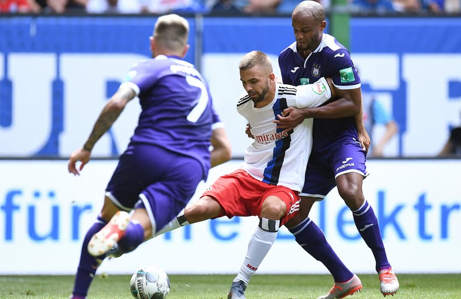 Lukas Hinterseer, hier im Duell mit Ex-Rothose Vincent Kompany, sorgte mit seinem Tor für das zwischenzeitliche 2:0.