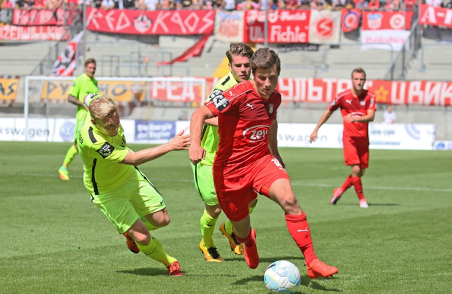 Zweikampfszene aus dem Spiel Zwickau gegen Wiesbaden.