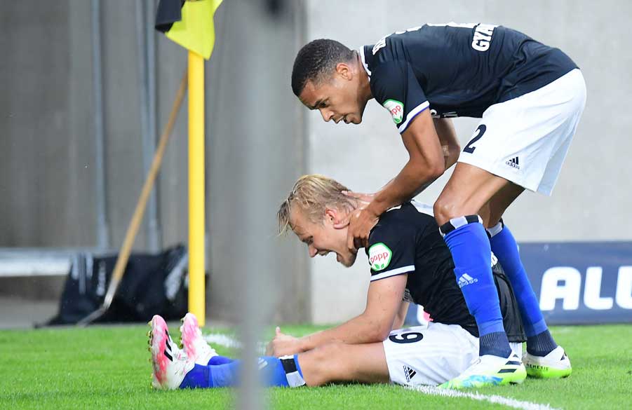Comebacker Jan Gyamerah ist wieder mittendrin - und herzte als Erster den Siegtorschützen Joel Pohjanpalo.