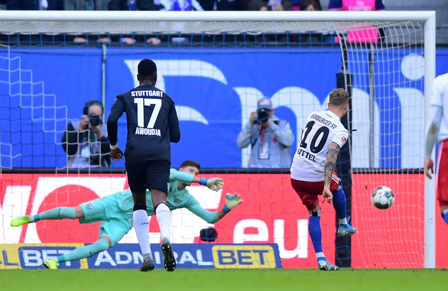 Drin ist er! Sonny Kittel markierte mit seinem verwandelten Foulelfmeter den Startschuss für eine verrückte und großartige 1. Halbzeit der Rothosen.