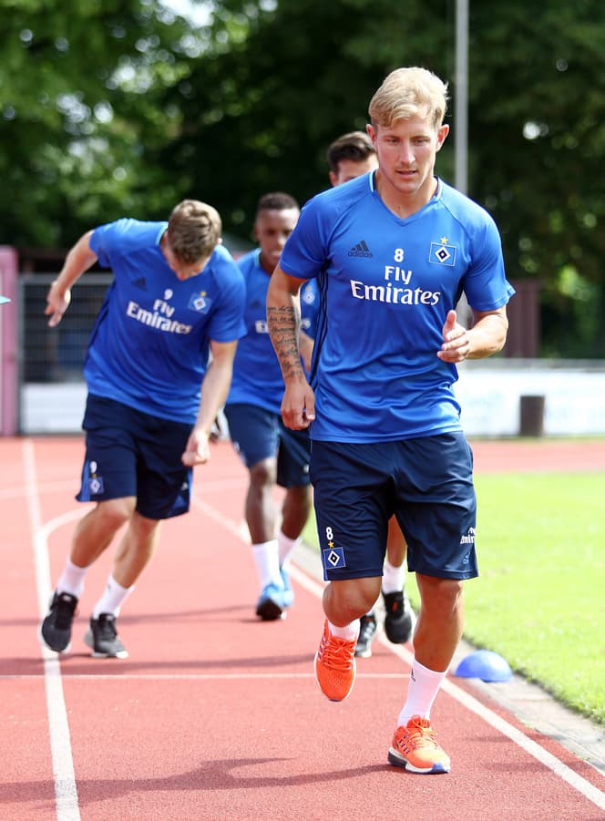 Lewis Holtby beim Joggen.