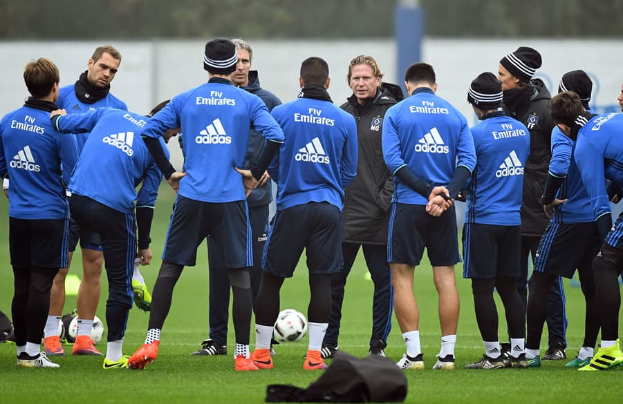 Die Rothosen bilden einen Mannschaftskreis im Training.