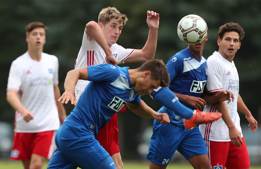 Leon Mundhenk geht ins Kopfballduell