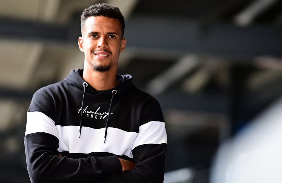 Robert Glatzel auf der Nordtribüne des Volksparkstadions: Beim HSV und in Hamburg fühlt sich der 28-Jährige genau richtig.