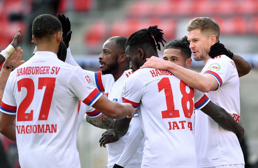 Simon Terodde jubelt mit dem Team.