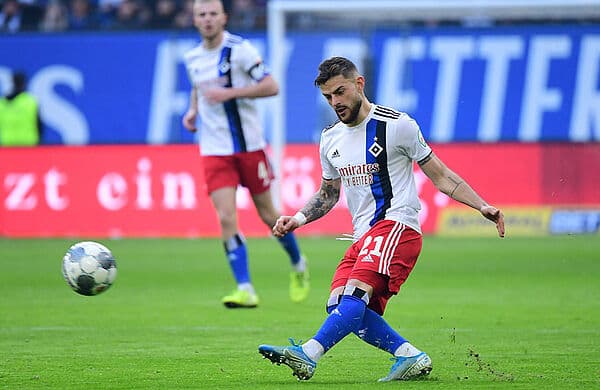 Tim Leibold schlägt im Spiel eine Flanke.