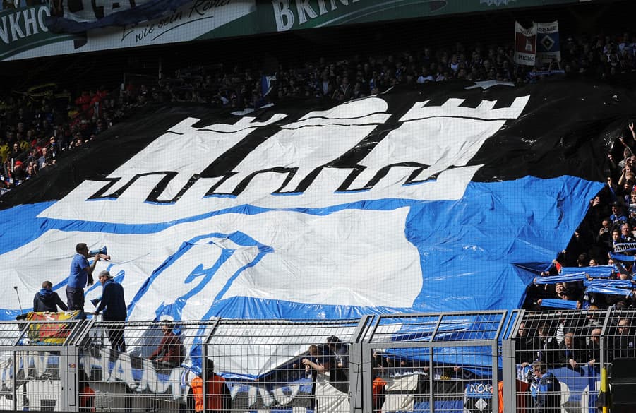 HSV-Fans zeigen großes Transparent mit Hamburg-Wappen.