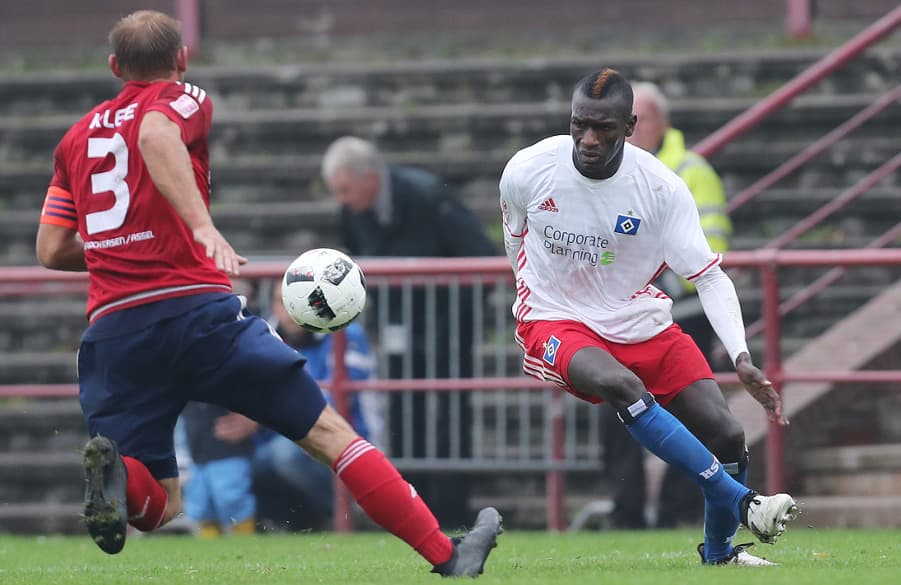 Bakery Jatta treibt den Ball.