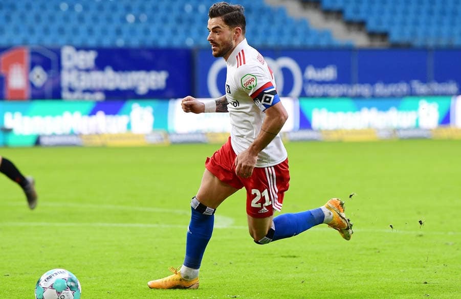 Tim Leibold führt den Ball.