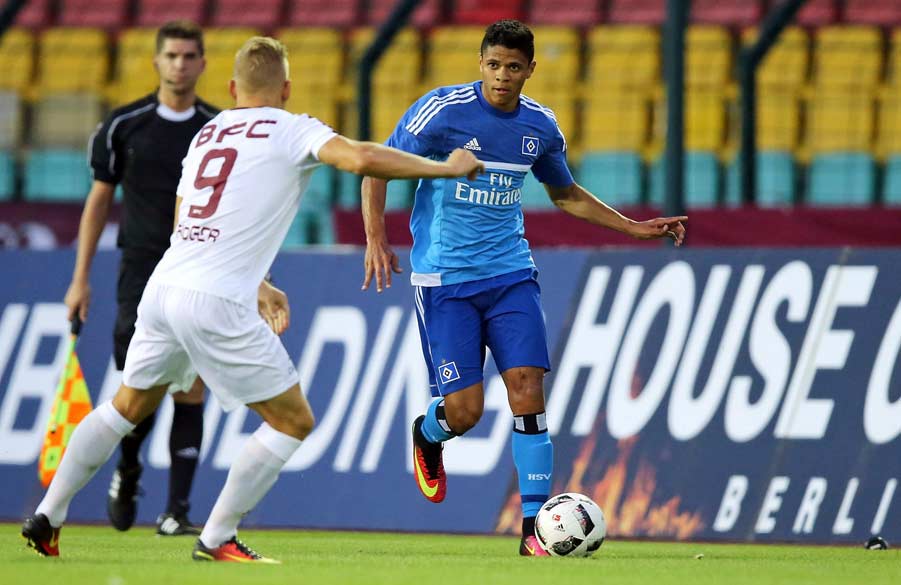 Neuzugang Douglas Santos am Ball