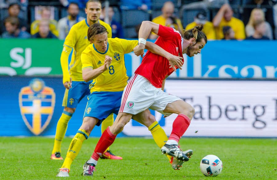 Albin Ekdal im Zweikampf mit Gareth Bale.