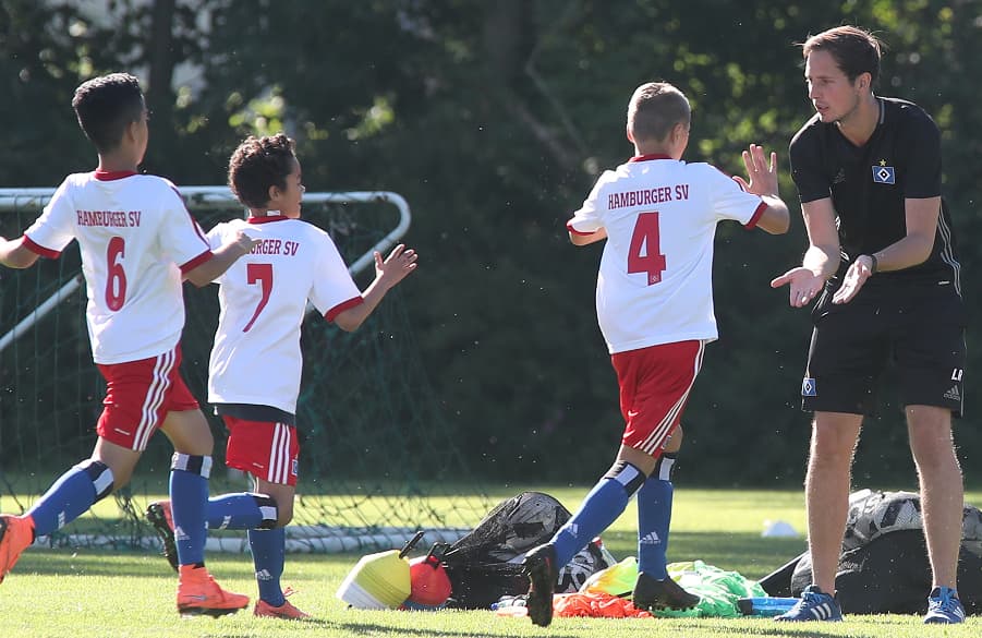 Gemeinsam erfolgreich! U11-Trainer Lukas Rösel und seine Jungs!