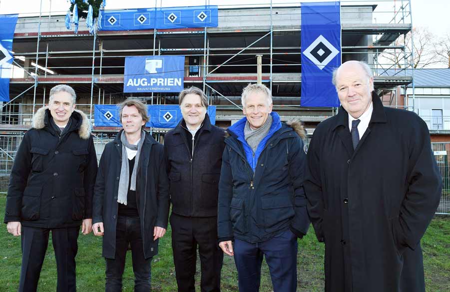 Bauherr Dirk Busjaeger, Architekt Ansgar Beinke, Dietmar Beiersdorfer, Jens Meier und der Oberbürgermeister der Stadt Norderstedt Hans-Joachim Grote stehen vor dem Rohbau.