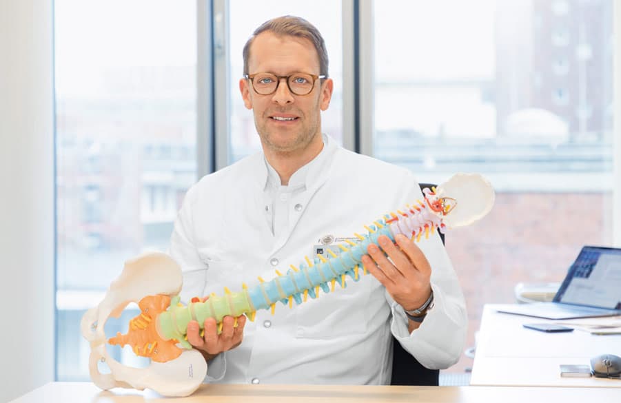 Hat den Rücken stets im Blick: Prof. Dr. Sven-Oliver Eicker aus dem Wirbelsäulenzentrum im UKE.