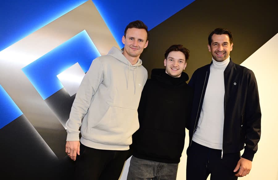 HSV-Vorstand Jonas Boldt (r.) und Direktor Profifußball Caus Costa (l.) freuen sich, Noah Katterbach wieder beim HSV begrüßen zu können.