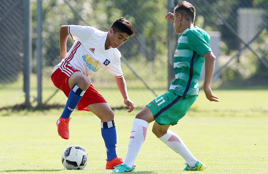 Belal Ahamdi im Zweikampf um den Ball.