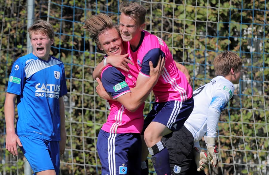 Ole Wohlers (re.) herzt Tobias Fagerström nach dessen Treffer.