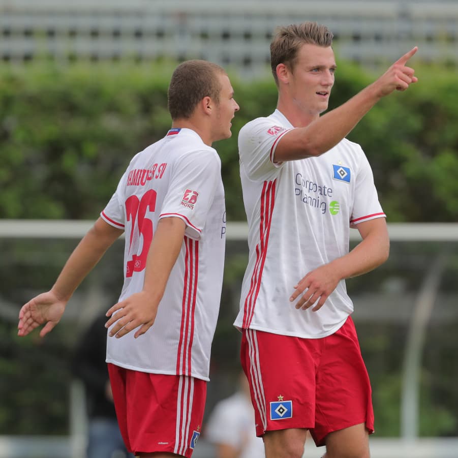 Törles Knöll und Vasilije Janjicic jubeln über das 3:1.
