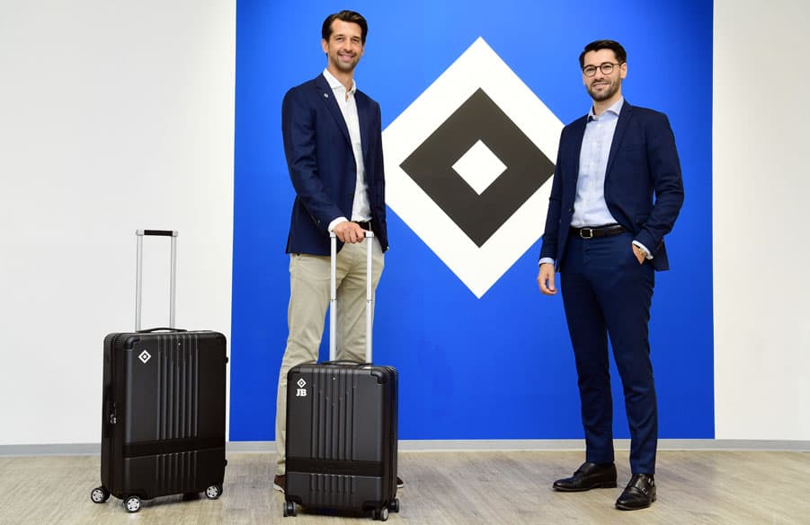 HSV-Sportvorstand Jonas Boldt (links) und Elvir Johic (rechts), Geschäftsführer der Montblanc Deutschland GmbH, bei der Übergabe des Reisegepäcks.